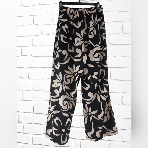 Celestina Black And Beige Floral Design Wide Leg Pants Size Small - Picture 2 of 6
